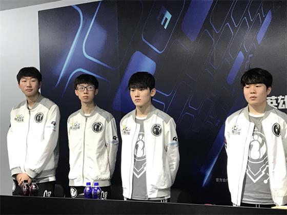 陷入难堪的 陷入难堪的