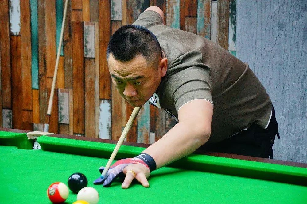 他用实际行 他用实际行